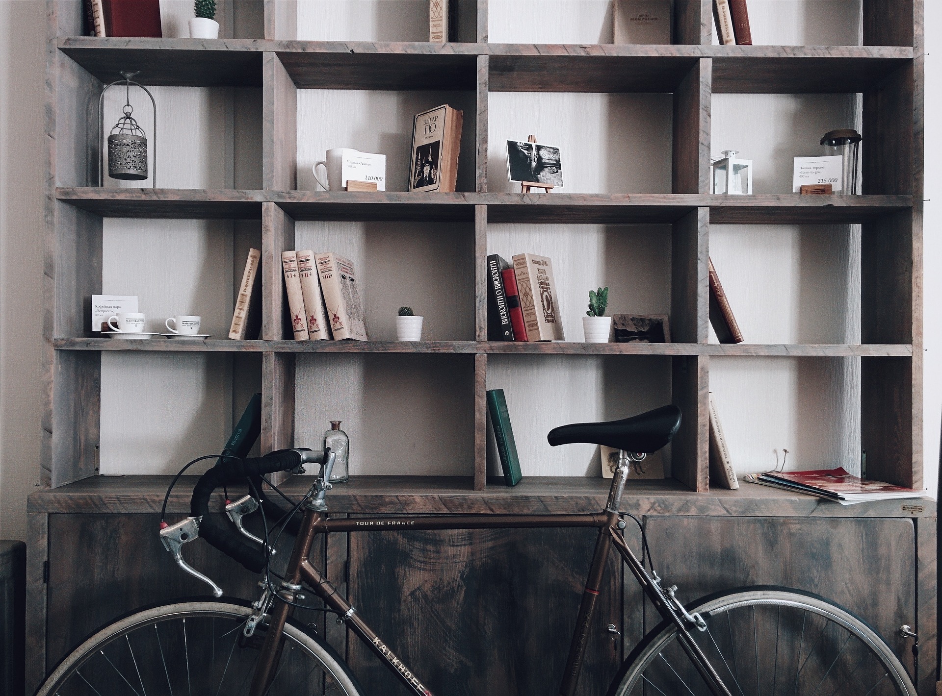 Built-in bookshelves are a great way to maximize storage space in your treehouse